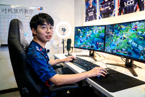 前职业选手在训练室录制英雄联盟对线操作技巧教学微课视频的场景